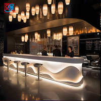 Meuble de bar sur mesure tout-en-un avec comptoir LED ondulé et armoire murale de rangement pour spiritueux en forme de montagne pour hôtels et clubs