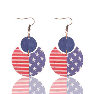 Boucles d'oreilles en bois tendance en liège naturel craquelé motif étoiles et rayures et croissant pour femme Uionen 990 - Product Image 4