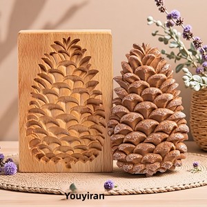 Molde de madera de haya para galletas con diseños de Casa de Hongos, Guirnalda, Conejo y Casa de Calabaza - Product Image 3