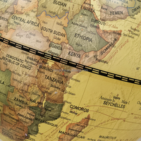 Globe terrestre parlant de style antique 20 cm/8 pouces à rotation complète en PVC et métal, compatible avec l'augmentation de la réalité multilingue, géographie MPR