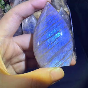 Pierre de cristal de lune bleue de style bohème en gros, forme libre, tendance de la mode pour la décoration intérieure unique, autres artisanats en cristal pour les fêtes - Product Image 1