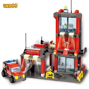 City Fire Station 60215 Fire Rescue Tower Building Set Emergency Vehicle Toysには、クリエイティブ用の消防士ミニフィギュアが含まれています