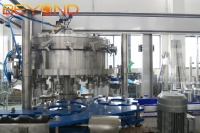 Automatische bier- en koolzuurhoudende drankenblikvulfmachine voor aluminiumblikken met tegen-druk vulling en sluiting