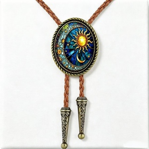 Cravate Bolo en Cuir avec Motif Vitrail Renard Jouant du Banjo, Sangle Réglable et Embouts Métalliques - Product Image 4