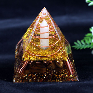 Pirámide de Cristal con Resina Epoxi, Adorno Artesanal para Escritorio, Decoración Hecha a Mano para el Hogar - Product Image 2