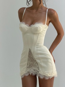 Vestido ajustado de satén con tirantes finos, escote corazón, largo por encima de la rodilla, con ribete de encaje y panel transparente, estilo sexy. - Product Image 6