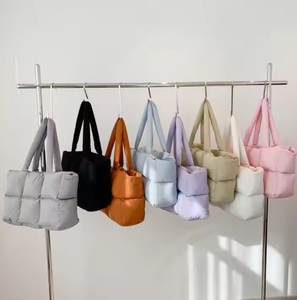 Sac à main en mousse douce et chaude de grande capacité personnalisé, doudoune d'hiver unie, sac de shopping moelleux à bandoulière unique - Product Image 1