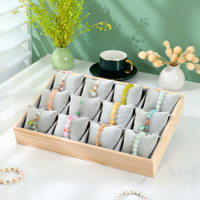 Plateau de présentation de bijoux moderne en bois massif à douze compartiments avec coussinets pour montres, bracelets et bijoux