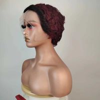 Perruque Courte Bouclée Synthétique Pixie Cut avec Dentelle Frontale 13x1 Transparente et Base en Soie – Taille Moyenne – Offre Spéciale