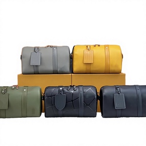Bolso Bandolera de Diseño de Lujo Personalizado para Hombre, de Cuero Patentado a Rayas, Bolsos de Diseñador al por Mayor - Product Image 1