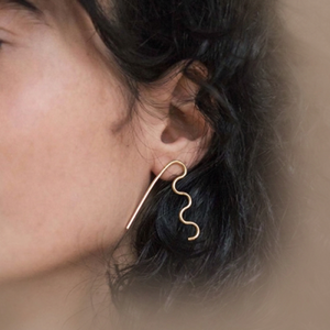 Boucles d'oreilles géométriques en laiton et plaqué or, faites à la main, design minimaliste, pour les occasions de fête, par Soumya Creations - Product Image 2