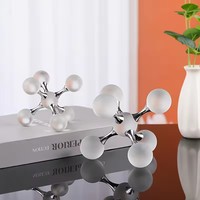 Décoration moléculaire moderne en alliage de boule de cristal, adaptée aux salons et aux bureaux.
