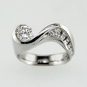 Anello con Accento in Cristallo a Forma d'Onda per Donne, Tono Argento, Accessorio Minimalista alla Moda per Uso Quotidiano e Feste - Product Image 3