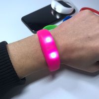 Bracelet en silicone LED personnalisé avec logo, activé par le son et le mouvement, pour discothèque, concert, fête, bracelet clignotant