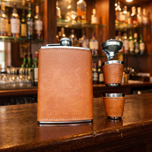 Coffret cadeau 4 en 1 avec gourde à whisky avec entonnoir, 2 verres à shot avec étui en cuir - Product Image 5