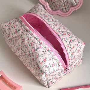 <span class=keywords><strong>กระเป๋า</strong></span>เครื่องสำอาง<span class=keywords><strong>ปัก</strong></span><span class=keywords><strong>ลาย</strong></span><span class=keywords><strong>ดอกไม้</strong></span>สีชมพูน่ารักแบบสั่งทำพิเศษ <span class=keywords><strong>กระเป๋า</strong></span>ใส่เครื่องสำอางแบบ Coquette พร้อมผ้าเช็ดตัวและซับในลายตาราง - Product Image 1