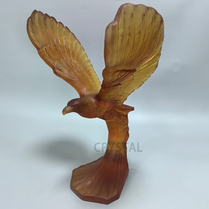 Sculpture d'aigle doré en cristal, logo personnalisé et emballage cadeau disponibles - Product Image 3