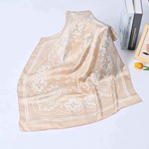 Écharpe imprimée pour femme, motifs inspirés d'œuvres d'art uniques, douce au toucher et polyvalente pour toutes les occasions - Product Image 4