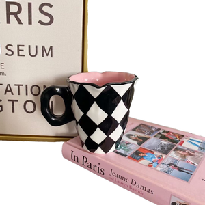 Mug en céramique fait main Niche, motif petit ours mignon, 250 ml, irrégulier, noir et blanc à carreaux, pour café et lait, compatible lave-vaisselle et micro-ondes - Product Image 1