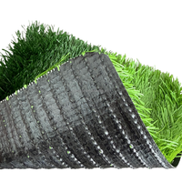 Terrain de football avec gazon synthétique artificiel