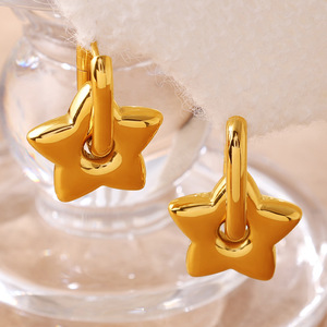ต่างหูห่วงรูปดาวสีทอง สแตนเลสสตีล ชุบทอง 18K เครื่องประดับแฟชั่นสำหรับทุกวัน โลหะผสมสังกะสี ดีไซน์รูปดาวห้าแฉก - Product Image 3