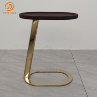 Table d'appoint moderne en fer à deux styles, plateau en bois, finition laiton brossé, usage polyvalent, accessoire pour la maison, la cuisine, le salon