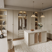 Îlot de dressing de luxe de style français avec plateau en verre pour le rangement de bijoux et l'organisation de dressing walk-in