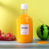 Экологичная ПЭТ-бутылка для сока объемом 520 мл без БФА с белой завинчивающейся крышкой для чая, пива, газировки, кофе и многого другого – с нанесением логотипа методом шелкографии