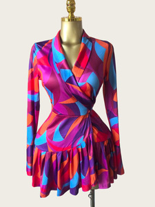 เดรสผู้หญิงคอวีผูกเอวทรงมิดิ ลายพิมพ์นามธรรมแบบคัลเลอร์บล็อก ชุดเดรสแฟชั่น - Product Image 4