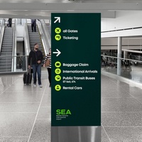 Système de signalisation directionnelle en métal pour aéroports et gares avec éclairage LED, résistant aux intempéries IP65, taille et couleur personnalisables