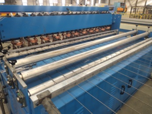 Machine de fabrication de panneaux de grillage pour cages à poulets et gabions soudés par PLC, vente directe usine - Product Image 3
