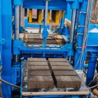 Machine de fabrication de briques entièrement automatique hydraulique BLK3-15 pour briques de parement en tourbe de coco interverrouillées pour l'intérieur, destinée aux fournisseurs de blocs artisanaux au Mexique
