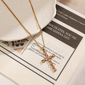 Collier croix en acier inoxydable avec pavé de diamants roses, plaqué or 18 carats, réglable, idéal pour un cadeau - Product Image 1