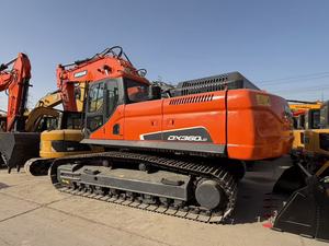 Excavatrice Doosan DX360LC bien entretenue avec flèche et bras robustes, force de rupture élevée pour les grands travaux de fondation et la manipulation de pierres massives - Product Image 1
