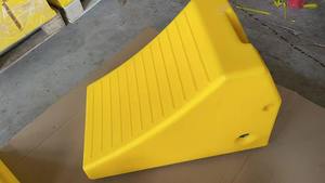 Cale de roue en caoutchouc jaune de 400 kg pour la sécurité routière - Product Image 3