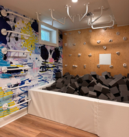 Salle de jeux pour enfants de couleur blanche personnalisée pour salle de sport bloc de mousse fosse à balles barre d'argent corde mur d'escalade intérieur mur d'escalade pour enfant rock