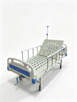 Lit médical manuel à manivelle unique pour hôpital avec tête de lit perforée en ABS, roulettes silencieuses et support de bassin