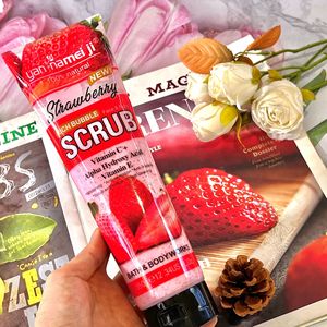Gommage à la fraise le plus vendu pour un nettoyage en profondeur, une exfoliation, une hydratation et l'élimination des peaux rugueuses. 350g. - Product Image 3
