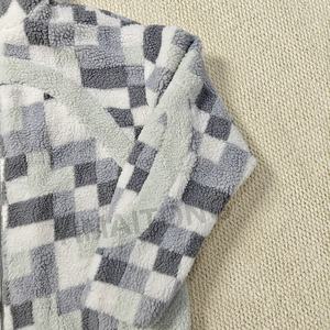 Veste en sherpa respirante écologique à logo frontal moelleux à fermeture éclair en patchwork à carreaux d'hiver de haute qualité personnalisée - Product Image 4