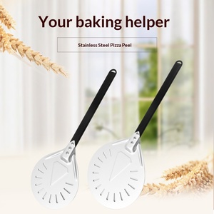 Spatule à pizza ronde perforée en aluminium anodisé avec manche en bois pour utilisation au four, transfert de pizzas et gâteaux et cuisson - Product Image 2