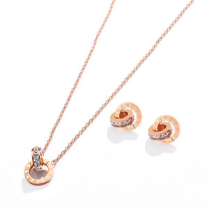 Ensemble de bijoux classique et tendance plaqué or rose avec chiffres romains, collier et boucles d'oreilles en acier titane et zircon, double anneaux - Product Image 1