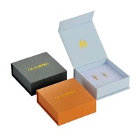 Boîtes à bijoux en carton avec insert en mousse blanche imprimé du logo or de luxe, tiroir coulissant pour emballer des boucles d'oreilles et des colliers