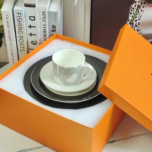 Vente flash : Ensemble de 4 pièces de vaisselle en porcelaine fine noire et blanche de style nordique pour restaurant, avec boîte cadeau - Product Image 1