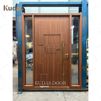 Porte d'entrée pivotante de luxe en aluminium moulé, avec motif géométrique 3D en bois de noyer, porte principale sécurisée avec double vitrage latéral