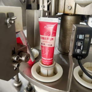 <span class=keywords><strong>Machine</strong></span> <span class=keywords><strong>de</strong></span> <span class=keywords><strong>remplissage</strong></span> et <span class=keywords><strong>de</strong></span> scellage semi-automatique Hisense pour liquides et pâtes, avec tuyau <span class=keywords><strong>de</strong></span> <span class=keywords><strong>remplissage</strong></span> et <span class=keywords><strong>de</strong></span> vidange, 4 têtes <span class=keywords><strong>de</strong></span> pulvérisation et tube en plastique - Product Image 4