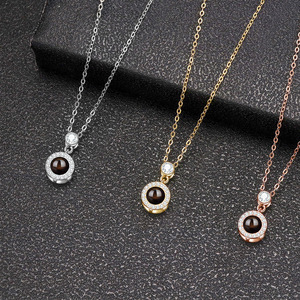 Lateefah OEM collar de moda <span class=keywords><strong>100</strong></span> idiomas te amo diamante proyección perla clavícula cadena colgante joyería - Product Image 2