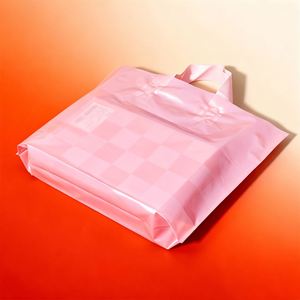 Bolsa de Compras de Plástico LDPE Rosa Mate con Asa de Lazo Suave, Impresión Personalizada, para Boutique de Ropa y Empaque de Regalos - Product Image 5