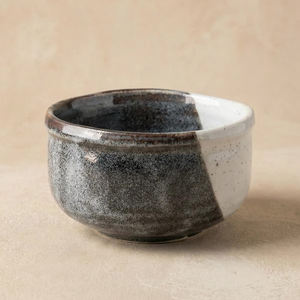 ชามมัทฉะสไตล์ญี่ปุ่น ผิวสัมผัสพิเศษ ผสมผสานสีเทาเข้มและสีขาวนวล  เคลือบแบบดั้งเดิม  ขายส่ง - Product Image 1