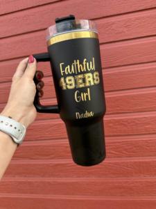 Tumbler da Avventura H2.0 in Acciaio Inox Dorato 40oz con Manico e Placcatura Arcobaleno - Product Image 3