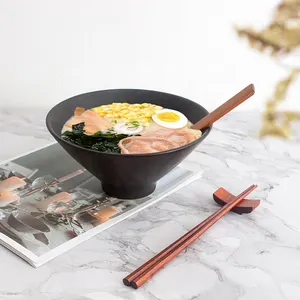 Bol en céramique de ramen de nouilles soba de style japonais personnalisé avec des baguettes cuillère 5 pouces 8 pouces bol à soupe en porcelaine pour les Restaurants
